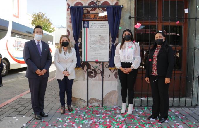 Coloca Paola Angon Bando Solemne para dar inicio a las fiestas patrias