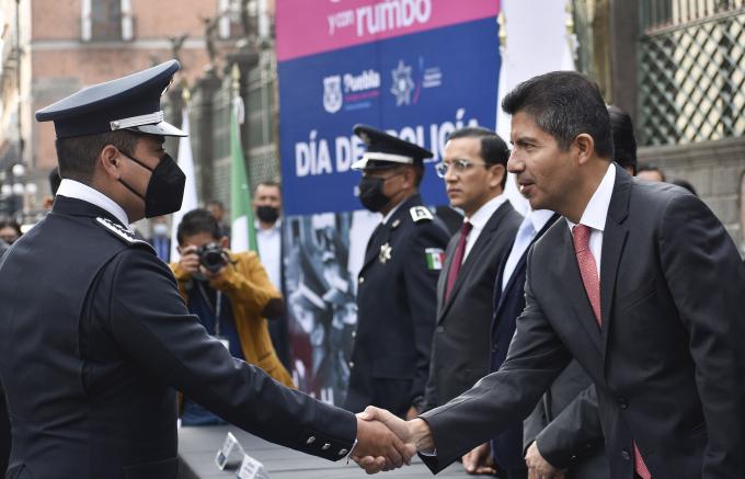 Eduardo Rivera entrega condecoraciones en el marco del Día del Policía