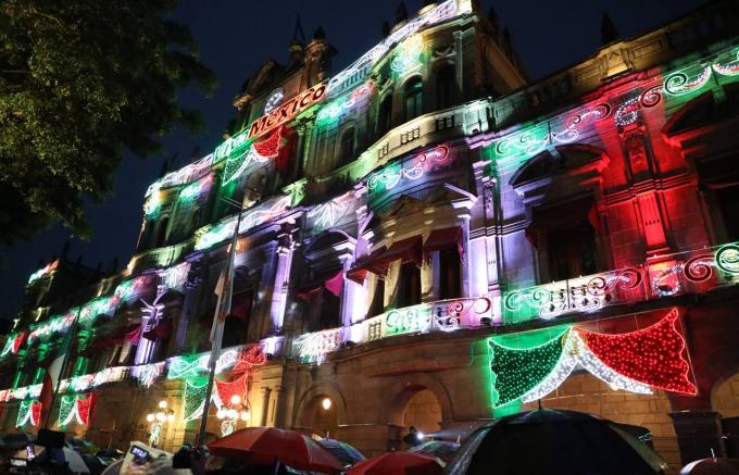 Puebla capital se enciende con alumbrado decorativo por fiestas patrias