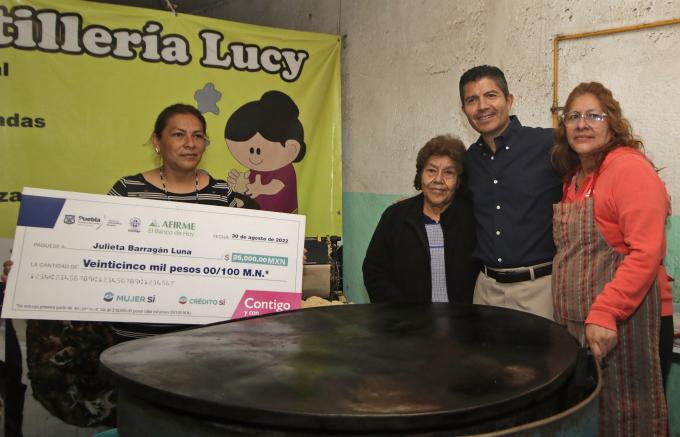 Entrega Eduardo Rivera el cheque número 500 del programa Créditos Contigo