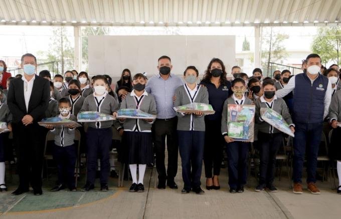 Entrega Edmundo Tlatehui  kits escolares a estudiantes de nivel básico del municipio de San Andrés Cholula