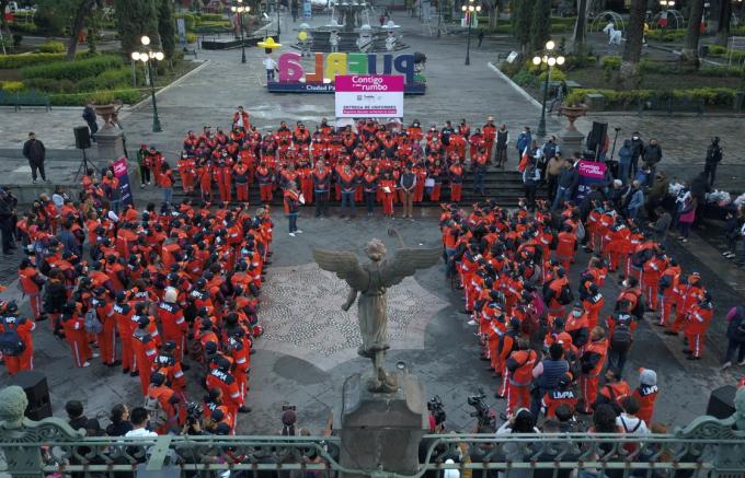 El Ayuntamiento de Puebla entrega uniformes a trabajadores de limpia.