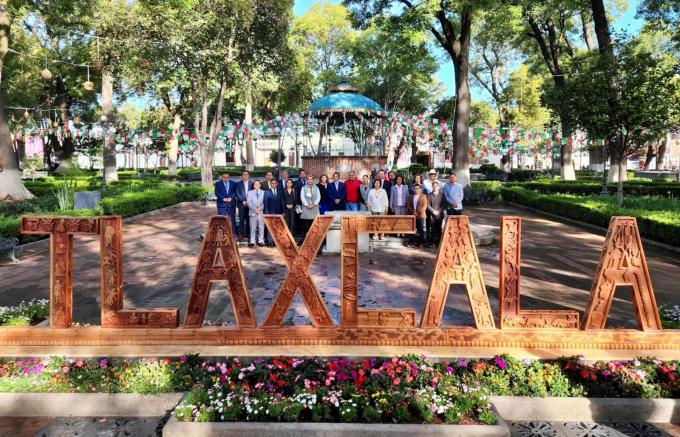 Devela Ayuntamiento de Tlaxcala letras monumentales esculpidas en madera