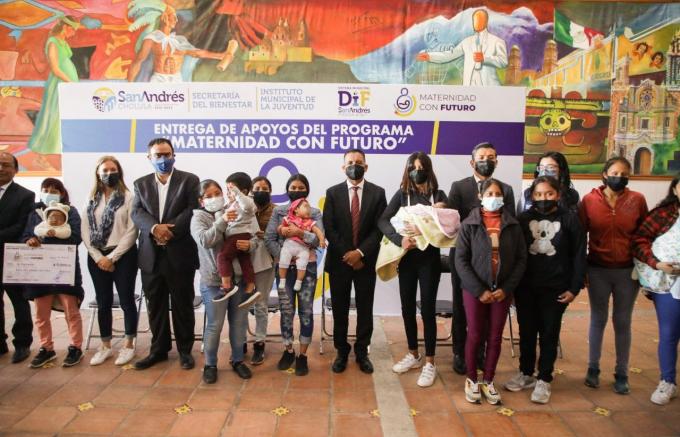 Entrega el alcalde de San Andrés Cholula apoyos del programa "Maternidad Con Futuro"