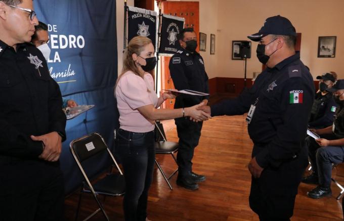 Encabeza Paola Angon entrega de estímulos económicos a policías de la SSC