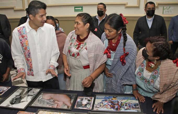 Entrega Eduardo Rivera apoyos económicos a proyectos de comunidades con población indígena