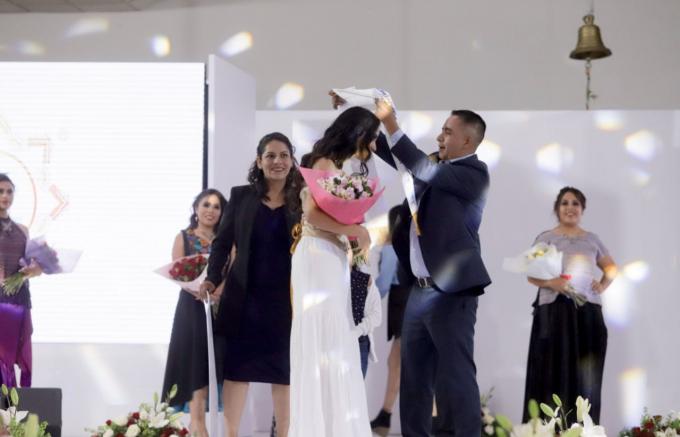 Corona Edmundo Tlatehui a la reina de las Fiestas Patrias, embajadora cultural y turística de San Andrés Cholula.