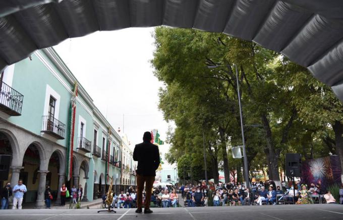 Visitantes locales, nacionales y extranjeros llenan el Centro Histórico de Tlaxcala Capital