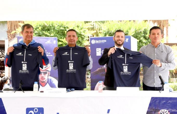 Presenta el Ayuntamiento de San Andrés Cholula playera y medalla del Duatlón 2022.