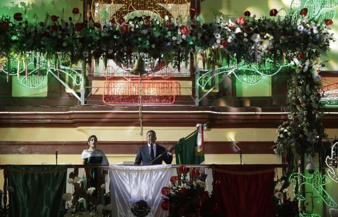 Encabeza Edmundo Tlatehui tradicional Grito de Independencia en el zócalo de San Andrés Cholula