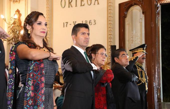 Eduardo Rivera acompañó al gobernador Miguel Barbosa durante el Grito de Independencia en el Palacio Municipal