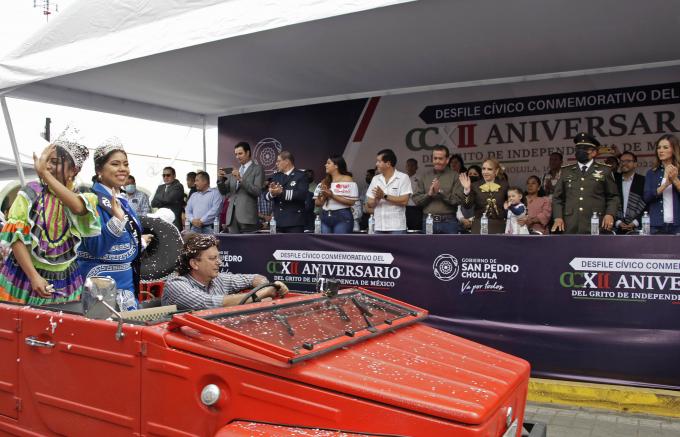 Celebran familias cholultecas independencia de México con tradicional desfile cívico.