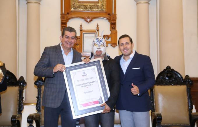 Ayuntamiento de Puebla realiza homenaje a representantes de la lucha libre