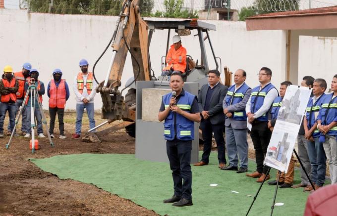 Coloca Edmundo Tlatehui primera piedra de la subcomisaría en San Andrés Cholula