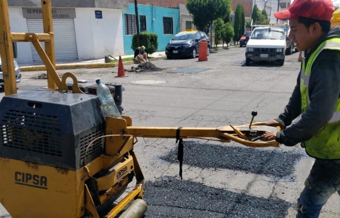 Ayuntamiento continúa tapando baches en toda la ciudad