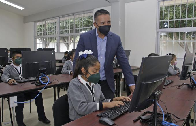 Inaugura Edmundo Tlatehui, Aula de Medio y didáctica en la cabecera municipal y concepción la Cruz.