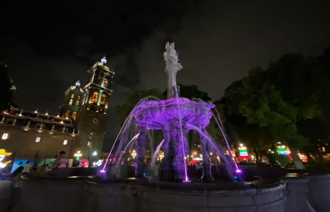 Ayuntamiento de Puebla ilumina de rosa edificios y monumentos por Mes contra el Cáncer de Mama.