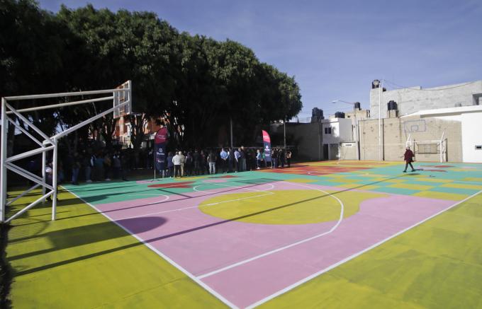 Ayuntamiento de Puebla e iniciativa privada entregan cancha remodelada en Mateo de Regil