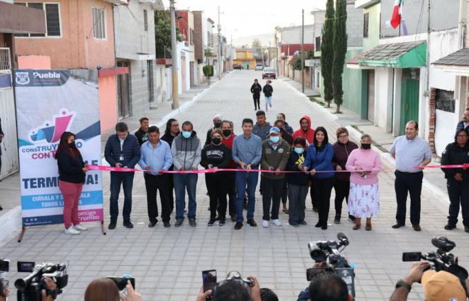 Eduardo Rivera entrega rehabilitación de calle en la colonia Bosques de Manzanilla