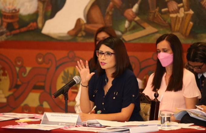 Comparece ante el Cabildo Municipal la Contralora Municipal, Alejandra Escandón Torres.