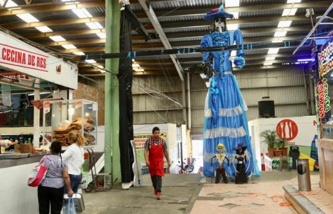 Exhibición temática de Día de Muertos llega al mercado Independencia