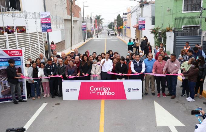 Ayuntamiento de Puebla entrega rehabilitación de cuatro vialidades en Granjas del Sur.