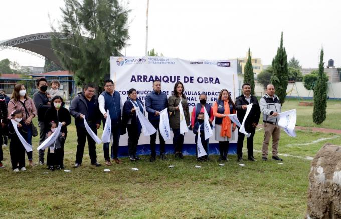 Coloca Edmundo Tlatehui primera piedra de dos aulas didácticas en Tlaxcalancingo