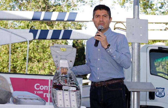 Encabeza Eduardo Rivera la entrega de luminarias con tecnología led para modernizar el bulevar Xonacatepec