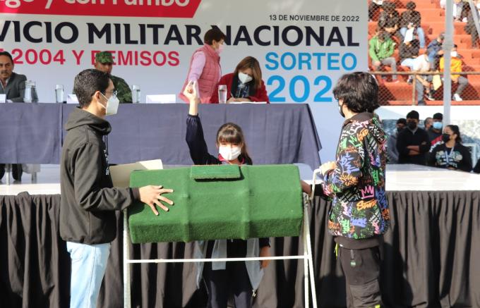 Acuden más de 7 mil jóvenes al sorteo para el servicio militar