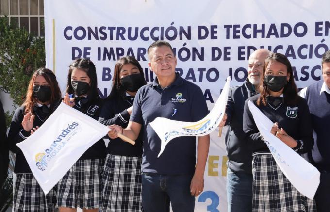 Arranca Edmundo Tlatehui la construcción de dos aulas de medios y domo en escuelas del municipio