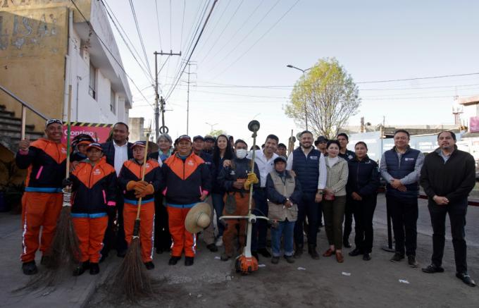 Eduardo Rivera encabeza los trabajos de limpieza de la avenida Alfredo Toxqui
