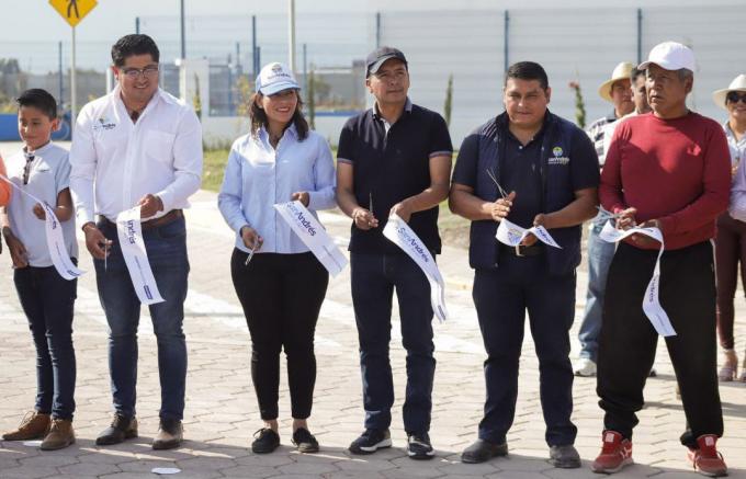 Entrega Edmundo Tlatehui la avenida 16 Septiembre en San Luis Tehuiloyocan