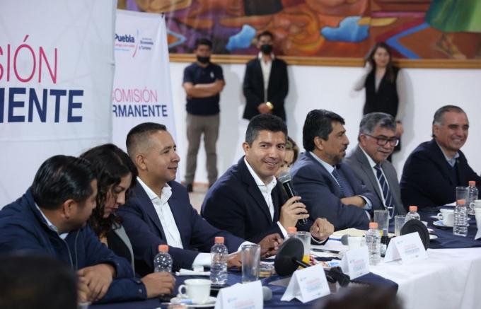 Eduardo Rivera presenta el Paseo de Luces durante la 9ª Sesión de la Comisión Permanente por Puebla