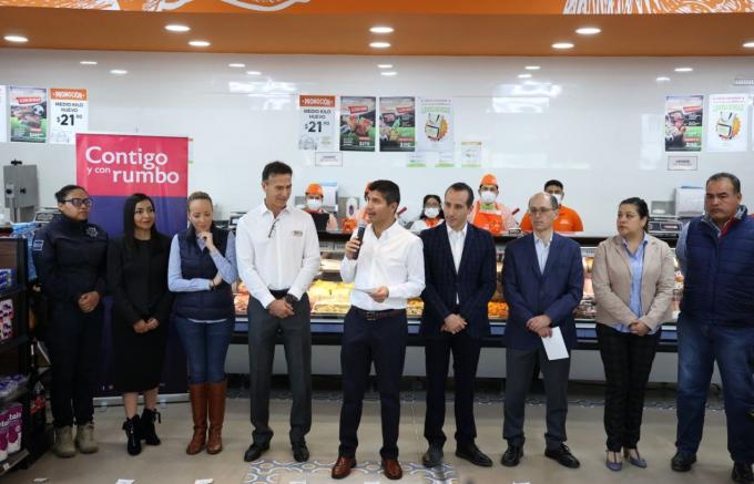 Eduardo Rivera inaugura la primera tienda "Mercado Bachoco" en el país
