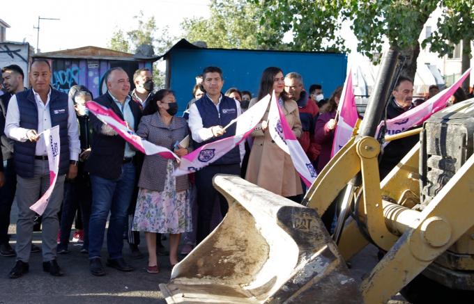 Eduardo Rivera arranca pavimentación de la calle Rosales en Santa Catarina Coatepec