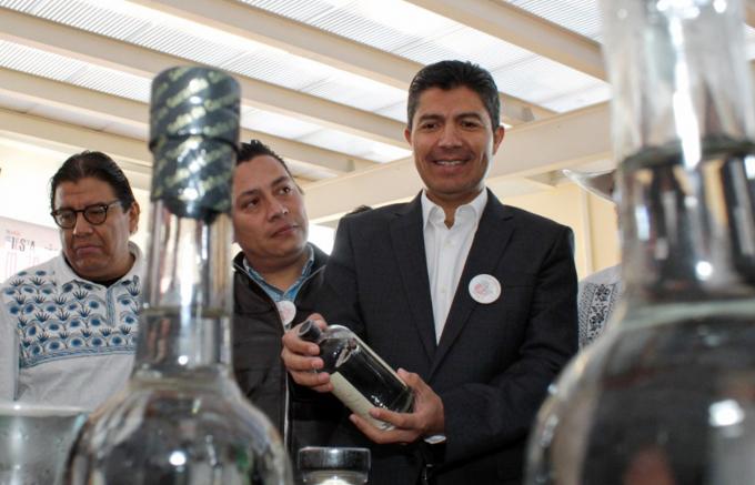 Eduardo Rivera presenta la primera feria del mezcal poblano 2022