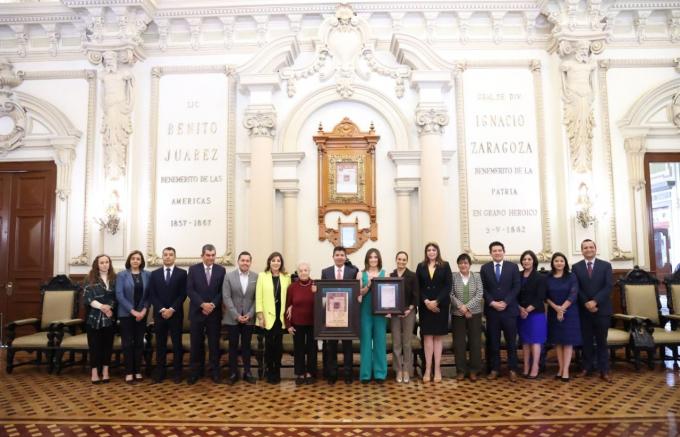 Eduardo Rivera reconoce con la cédula real a Matilde Álvarez, atleta destacada
