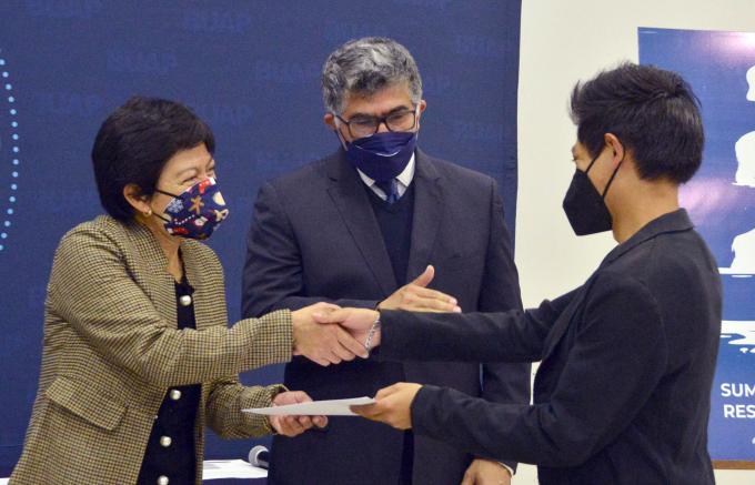 Premia la rectora de la BUAP Lilia Cedillo, a ganadores del concurso de cartel “Acción por el clima”