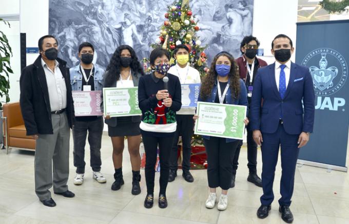 La rectora de la BUAP Lilia Cedillo Ramírez, entregó premios a los ganadores del concurso “Apantálla-te”