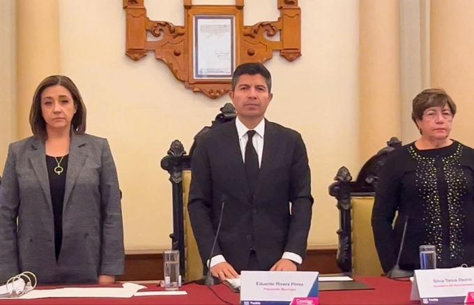 Guarda un minuto de silencio el cabildo de Puebla en honor al gobernador Miguel Barbosa Huerta
