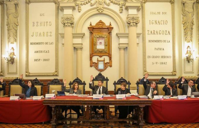 Regula Cabildo de Puebla actividad comercial de salones sociales