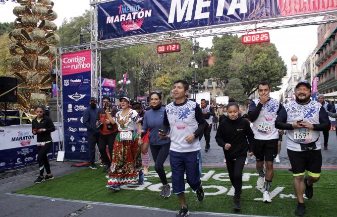 Participan más de dos mil quinientos corredores en el Primer Medio Maratón de Puebla.