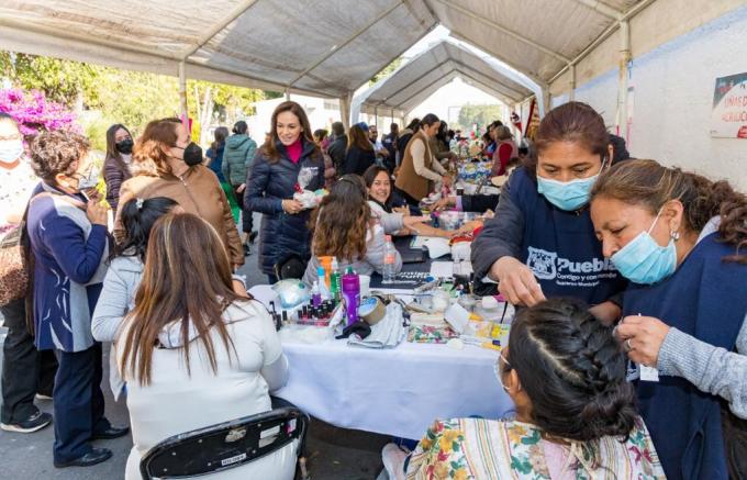 Apoya ideas de negocios de talleres de capacitación y emprendimiento familiar el SMDIF Puebla.