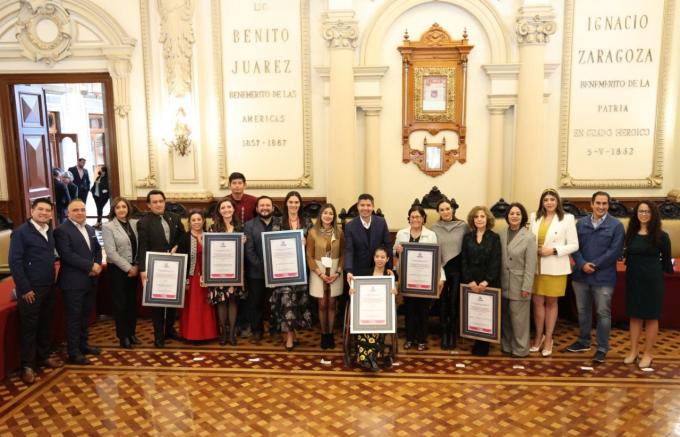 Eduardo Rivera entrega el premio a inclusión social de personas con discapacidad