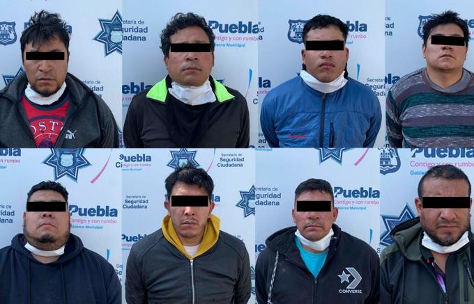 Policía municipal de Puebla detiene a ocho sujetos por robo a un domicilio en Santa María Xonacatepec.