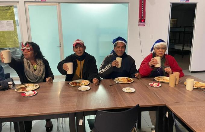 SMDIF Puebla realiza cena navideña en dormitorio municipal para personas en situación de calle.