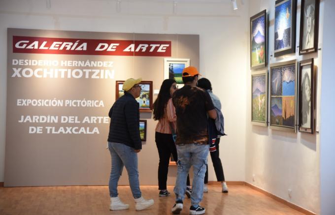 Aprecian visitantes exposición “Un jardín en el Palacio”, en la galería municipal Desiderio Hernández Xochitiotzin