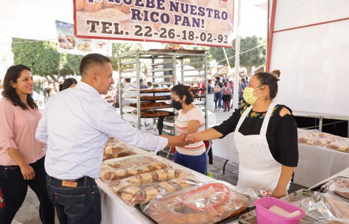 Inaugura Edmundo Tlatehui la Feria de la Rosca 2023 en San Rafael Comac