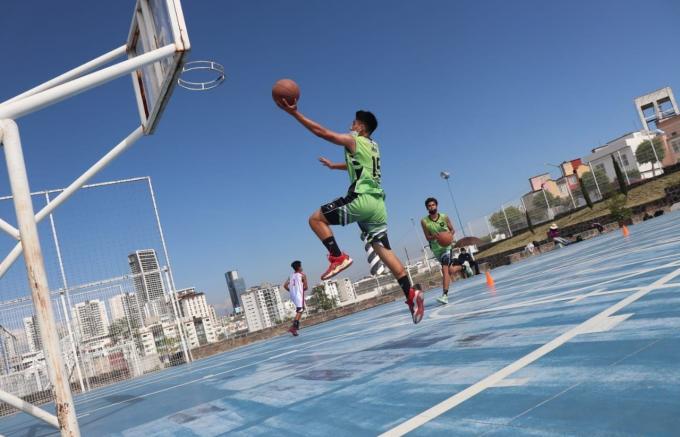 Invita a la escuela de iniciación deportiva de baloncesto el Ayuntamiento de Puebla.