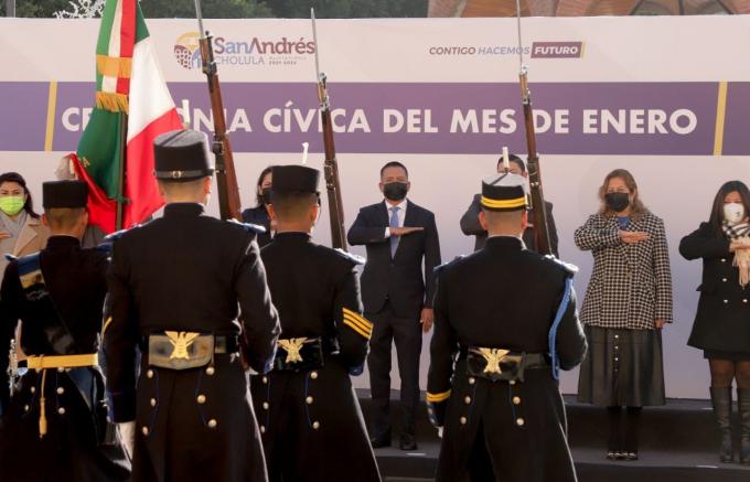 El alcalde Edmundo Tlatehui encabezó la primera ceremonia cívica  del 2023.
